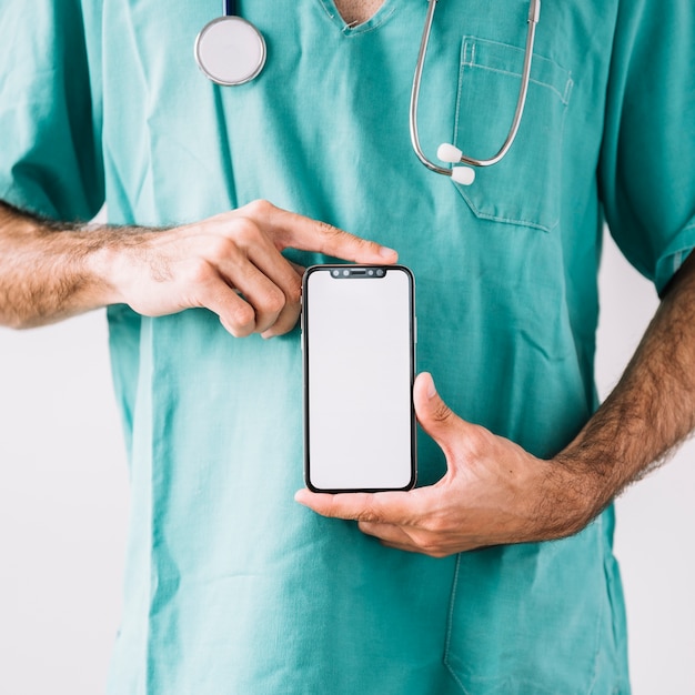 Foto vista de la sección media de un médico masculino con teléfono móvil