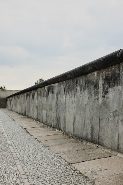 Vista de una sección del muro de Berlín este-oeste original, que forma parte del Monumento al Muro de Berlín