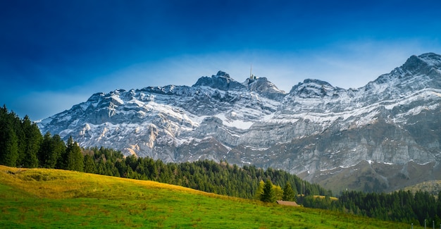 Vista secnica de la montaña contra el cielo en Suiza