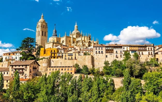 Vista de Segovia con la Catedral de España