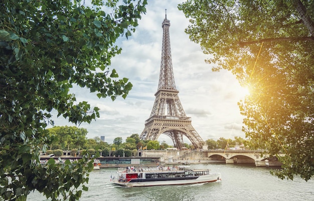 Vista del Sena de París con la torre Eiffel y el barco en verano