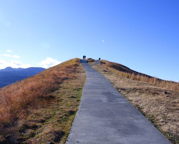 Foto vista de un sendero contra el cielo