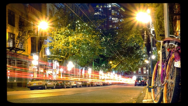 Foto vista de senderos de luz en una calle iluminada