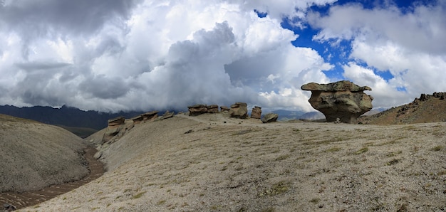 Vista de las setas de piedra del Elbrus cerca de la ladera norte de la montaña. Fotografiado en el Cáucaso, Rusia.
