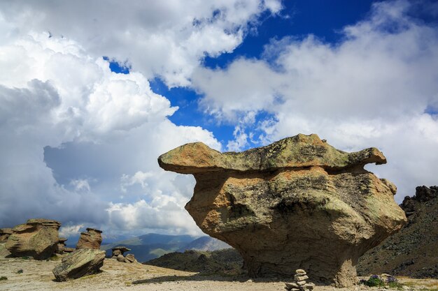 Foto vista de las setas de piedra del elbrus cerca de la ladera norte de la montaña