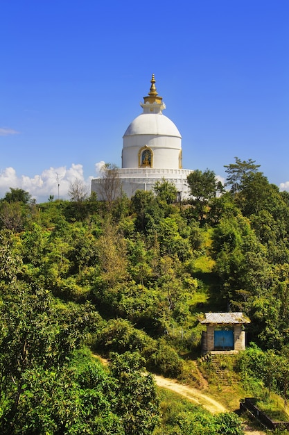 Vista de Shanti Stupa (Pagoda de la paz mundial). Pokhara, Nepal