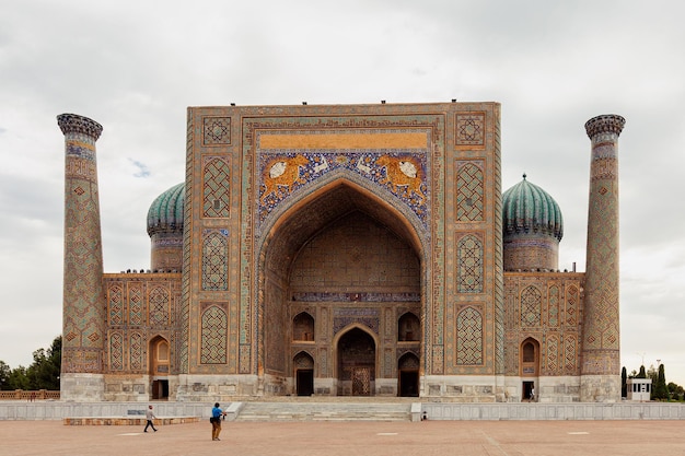 Vista de Sherdor Madrasah en Samarcanda. Uzbekistán