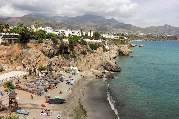 Foto vista de la sierra de almijara con las playas de nerja en primer plano durante el día con tormenta clo