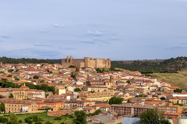 Vista de Sigüenza en la parte superior se encuentra su castillo del siglo XII Guadalajara España