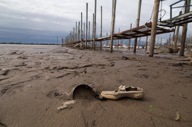 Foto vista de una silla abandonada en la playa