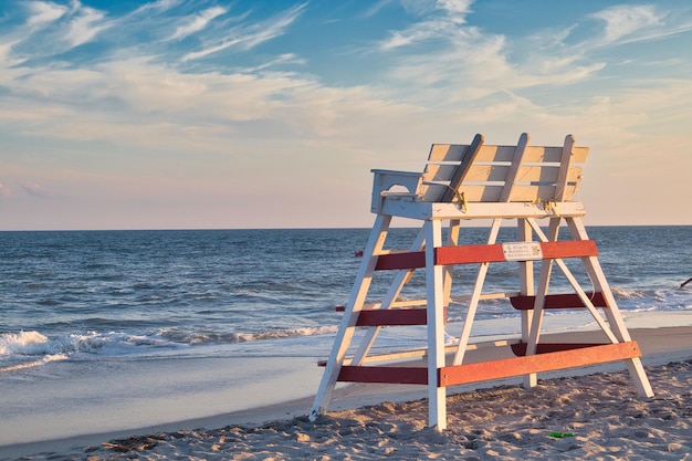 Vista de la silla Lifegaurd en la playa en Cape May New Jersey