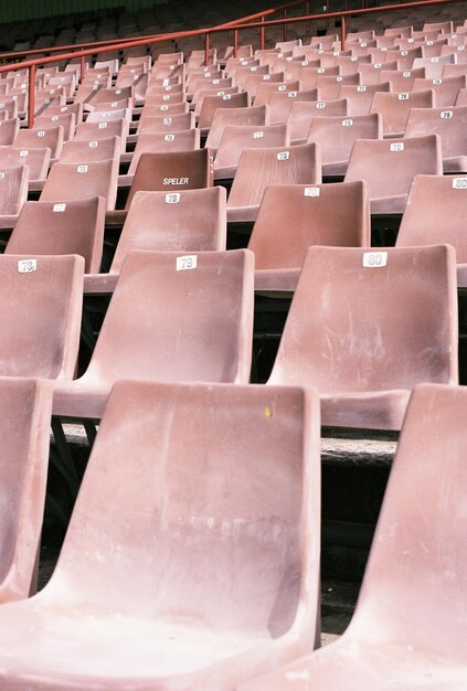 Vista de las sillas en el estadio desde un ángulo bajo