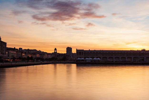 Vista de la silueta escénica de Trieste al atardecer