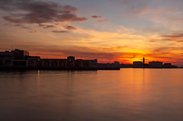 Vista de la silueta escénica de Trieste al atardecer