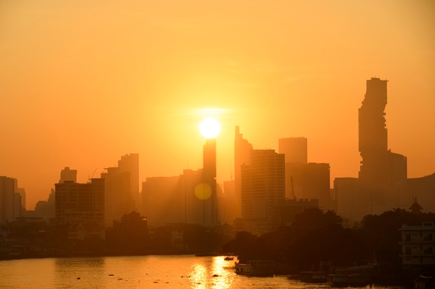 Vista de la silueta del horizonte del amanecer de Bangkok Tailandia con edificios de oficinas urbanos.