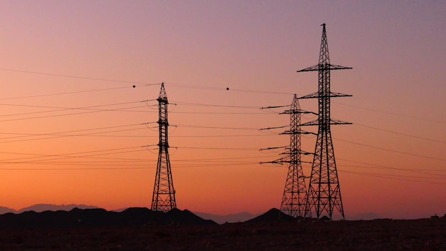 vista de la silueta del pilar de electricidad contra el cielo al amanecer en el desierto