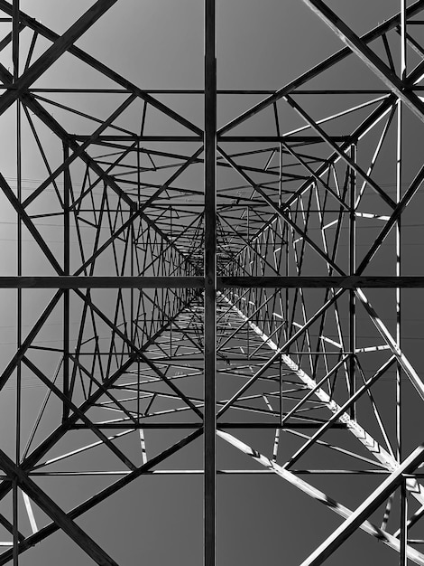 Foto vista simétrica de bajo ángulo de la torre del pilón contra el cielo