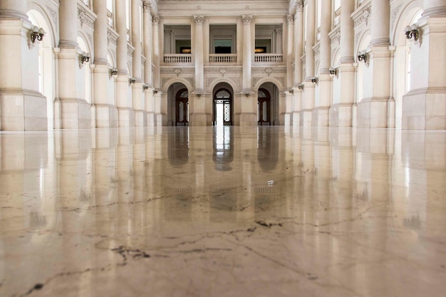 Foto vista simétrica del pasillo de un edificio histórico