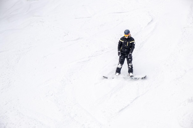 Vista de snowboard en la pista de esquí