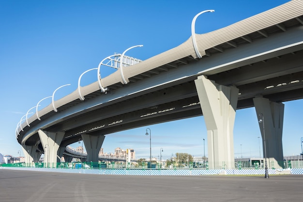 Vista sob a ponte da rodovia de alta velocidade com uma curva.