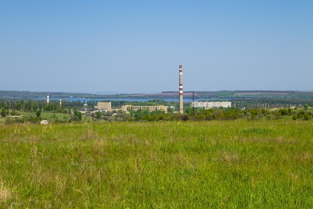 Vista sobre a cidade de svetlovodsk e o rio dnieper