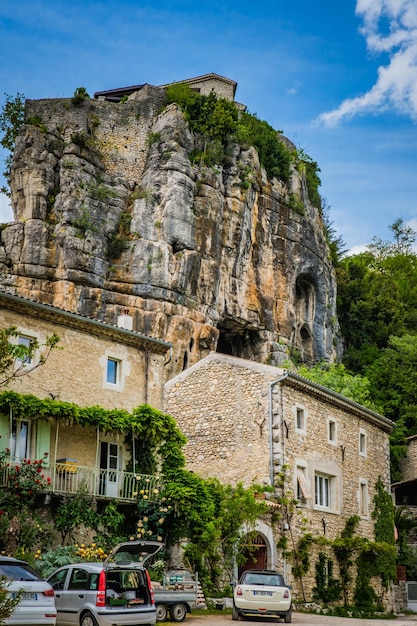 Vista sobre a vila medieval de Labeaume e a falésia no sul da França (Ardeche)