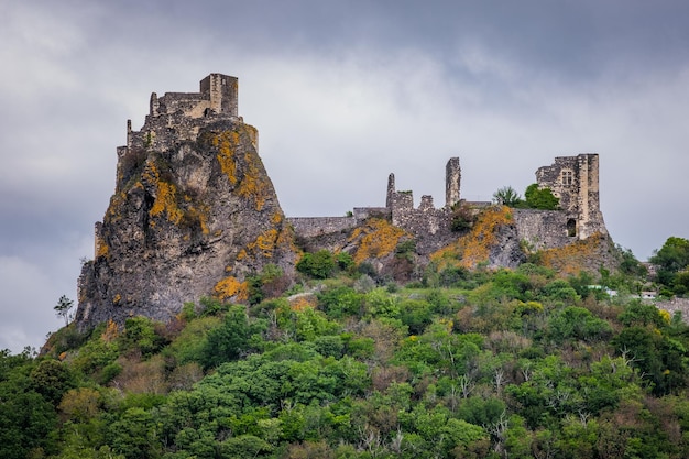 Vista sobre a vila medieval de Rochemaure e sua fortaleza no sul da França (Ardeche)