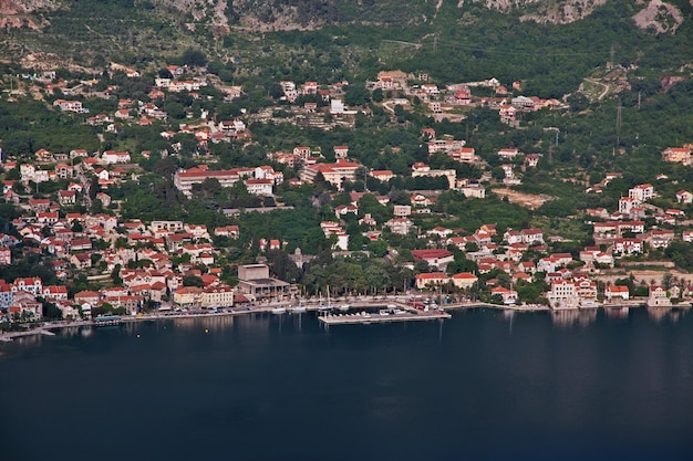 La vista sobre la antigua ciudad de Kotor en la costa adriática, Montenegro