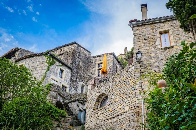 Vista sobre as belas casas medievais da pequena vila histórica de Rochecolombe em Ardeche