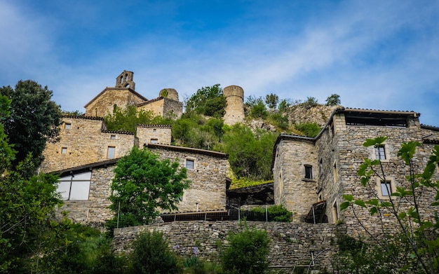 Vista sobre as casas de pedra da vila medieval de Rochecolombe no sul da França (Ardeche)