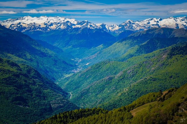 Vista sobre as montanhas cobertas de neve dos Pirenéus desde o cume de Tuc de l'Etang (França)