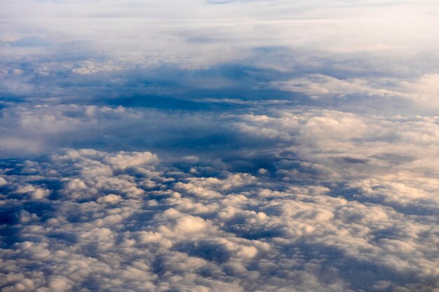 Vista sobre as nuvens de um avião