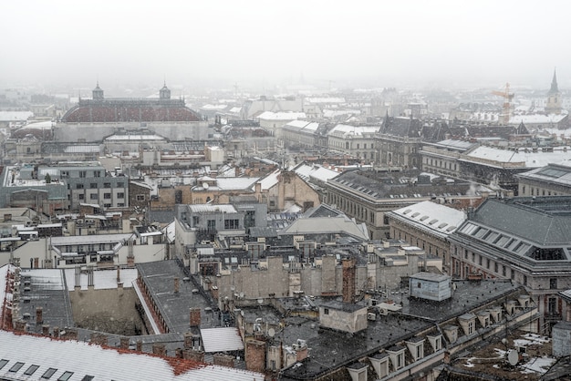 Vista sobre Budapeste com o telhado da Ópera Estatal Húngara no fundo. Hungria