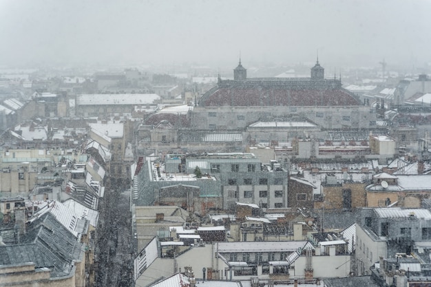 Vista sobre Budapeste com telhado da Ópera Estatal Húngara