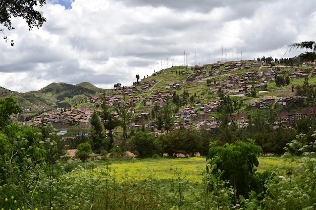 Vista sobre la capital histórica de Cusco de la ciudad del Imperio Inca ubicada cerca del valle de Urubamba de la cordillera de los Andes