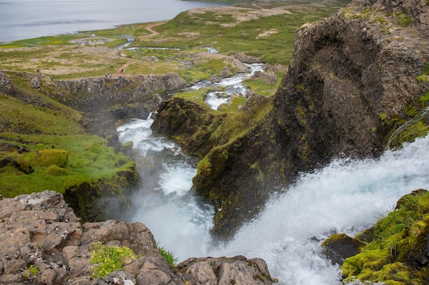Vista sobre las cascadas del río Dynjandi en arnarfjordur en los fiordos del oeste en Islandia