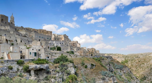 Vista sobre el casco antiguo con edificios blancos en Matera en Italia con vistas al acantilado