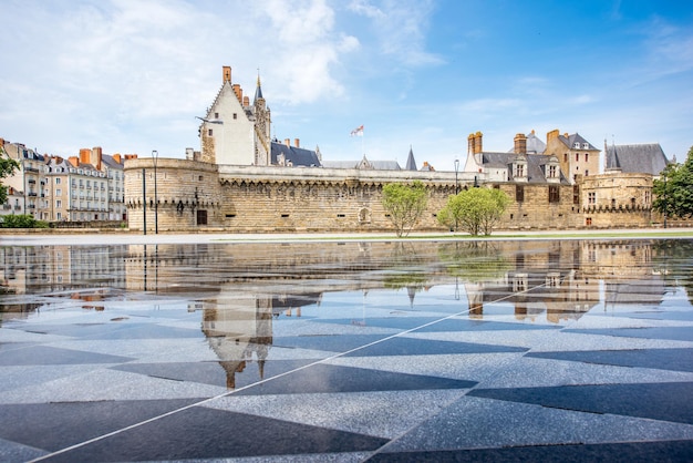 Vista sobre el castillo de los duques de Bretaña con fuente de espejo de agua en la ciudad de Nantes en Francia