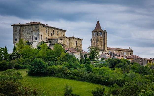Vista sobre el castillo medieval y la iglesia de Lavardens desde lejos, un pequeño pueblo en el sur de Francia, Gers