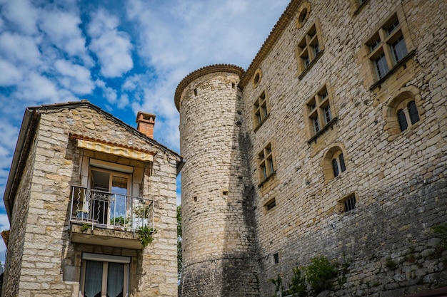 Vista sobre el castillo medieval de Vog con su fachada de piedra y torres de vigilancia en ángulo en el sur de Francia