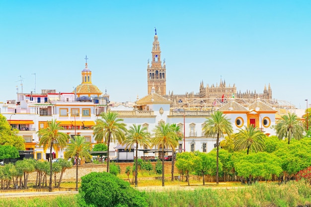 Foto vista sobre el centro de sevilla y el paseo del río guadalquivir