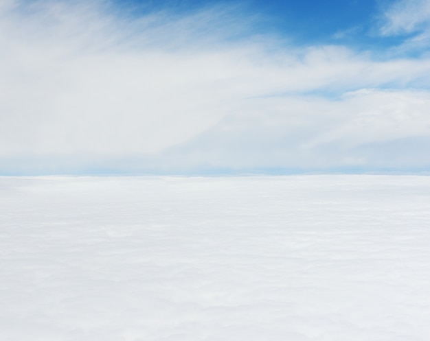 Vista sobre el cielo desde el avión