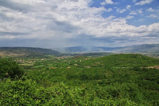 La vista sobre la ciudad de Mostar, Bosnia y Herzegovina