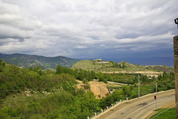 La vista sobre la ciudad de Shushi en Nagorno - Karabakh, Cáucaso