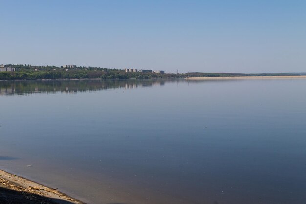 Vista sobre la ciudad de Svetlovodsk en la orilla del embalse de Kremenchug en el río Dnieper en Ucrania