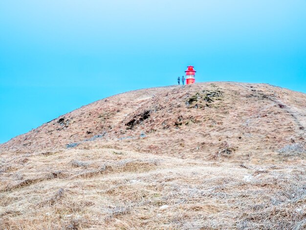 Vista sobre la colina del faro de la ciudad de Stykkisholmur bajo el cielo crepuscular de la tarde en Islandia