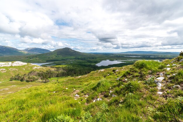 Vista sobre Derryclare Nature Resrve do topo da montanha de Derryclare.