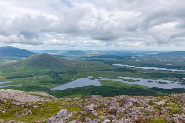 Vista sobre Derryclare Nature Resrve desde la parte superior de Derryclare moutntain.