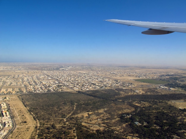 La vista sobre el desierto de Arabia desde el avión