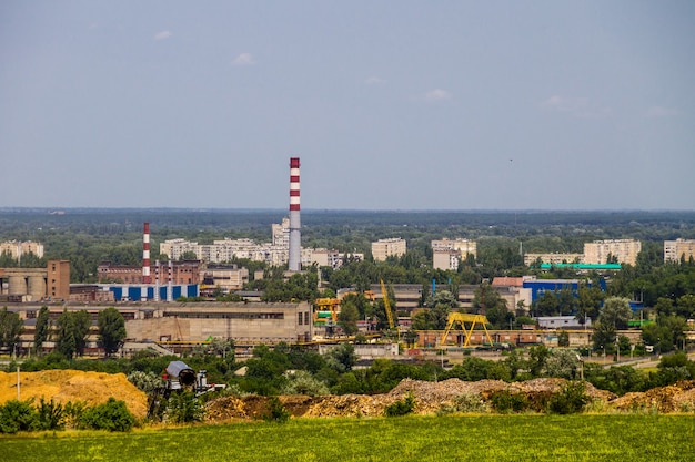 Vista sobre el distrito industrial de la ciudad de Kremenchug, Ucrania